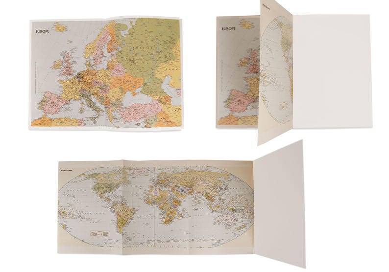Puede incluir: Tres mapas vintage abiertos, uno que muestra Europa y dos que muestran el mundo. Los mapas est&aacute;n plegados, revelando informaci&oacute;n geogr&aacute;fica detallada con varios colores. Los mapas tienen un fondo color crema.