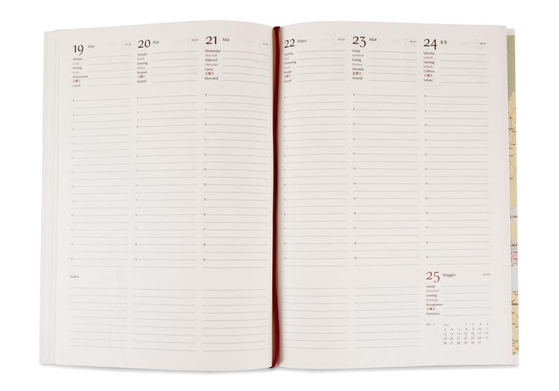 Puede incluir: Cuaderno abierto con p&aacute;ginas rayadas color crema, una cinta roja como marcador y fechas del 19 al 25. Las p&aacute;ginas tienen una cuadr&iacute;cula de l&iacute;neas horizontales para notas. Un peque&ntilde;o calendario es visible en la p&aacute;gina derecha.