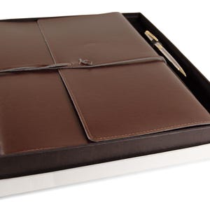 Set regalo manoscritto musicale A4 toscano, diario personalizzato fatto a mano in pelle riciclata italiana, ricaricabile, cioccolato, penna con incisione gratuita immagine 3