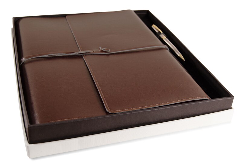 Set regalo manoscritto musicale A4 toscano, diario personalizzato fatto a mano in pelle riciclata italiana, ricaricabile, cioccolato, penna con incisione gratuita immagine 3