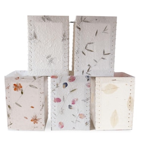 Lanterna fatta a mano con luce naturale e carta floreale, uno splendido paralume con splendidi petali e foglie (30 cm x 20 cm x 20 cm)