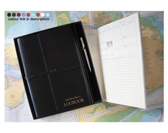 Cuaderno de bitácora Tuscan A4 para yate, set de regalo personalizado, de cuero italiano reciclado, recargable, color negro, con iniciales y bolígrafo grabador gratuitos.