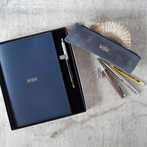 Acuto A5 Refillable Journal Presentset Personligt Handgjort Reseanteckningsblock i Italienskt Läder Marinblått (22 x 16 cm) Gratis Initialer & Gratis Gravyrpenna! bild 6