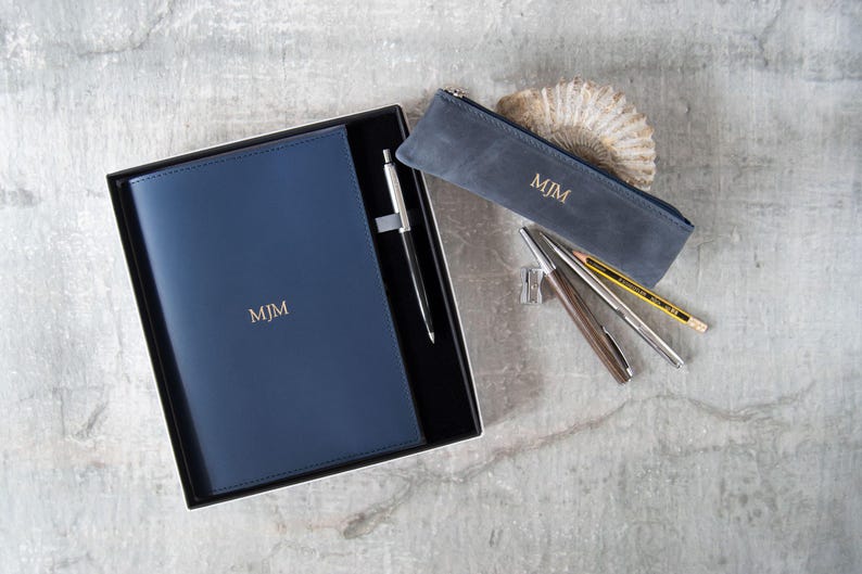 Acuto A5 Refillable Journal Presentset Personligt Handgjort Reseanteckningsblock i Italienskt Läder Marinblått (22 x 16 cm) Gratis Initialer & Gratis Gravyrpenna! bild 6