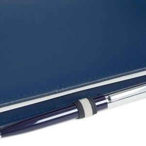 Acuto A5 Refillable Journal Presentset Personligt Handgjort Reseanteckningsblock i Italienskt Läder Marinblått (22 x 16 cm) Gratis Initialer & Gratis Gravyrpenna! bild 3