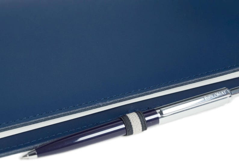 Acuto A5 Refillable Journal Presentset Personligt Handgjort Reseanteckningsblock i Italienskt Läder Marinblått (22 x 16 cm) Gratis Initialer & Gratis Gravyrpenna! bild 3