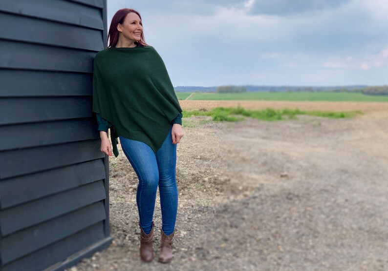 Firenze Cashmere Blend Poncho One size Dark Green ... A luxury gift for ladies of all ages. zdjęcie 5