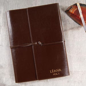 Set regalo manoscritto musicale A4 toscano, diario personalizzato fatto a mano in pelle riciclata italiana, ricaricabile, cioccolato, penna con incisione gratuita immagine 6