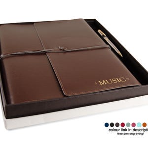 Set regalo manoscritto musicale A4 toscano, diario personalizzato fatto a mano in pelle riciclata italiana, ricaricabile, cioccolato, penna con incisione gratuita immagine 1
