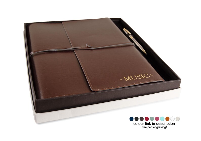 Set regalo manoscritto musicale A4 toscano, diario personalizzato fatto a mano in pelle riciclata italiana, ricaricabile, cioccolato, penna con incisione gratuita immagine 1