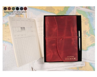 Amalfi A4 jachtlogboek cadeauset gepersonaliseerd handgemaakt Italiaans plantaardig geelbruin leer bordeauxrood, gratis graveerpen nautisch zeilerscadeau
