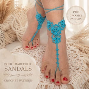 Puede incluir: Un par de sandalias descalzas de ganchillo en color turquesa brillante con un intrincado diseño de encaje floral que se envuelve alrededor del tobillo y se asegura con un lazo alrededor del segundo dedo. La imagen incluye el texto PDF CROCHET PATTERN y BOHO BAREFOOT SANDALS CROCHET PATTERN.