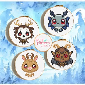 Op de afbeelding: Vier kruissteekpatronen met schattige, cartoonachtige monsters met grote ogen. De monsters zijn een hert, een vleermuis, een geit en een wezen met geweien. De patronen zijn in kleur en klaar om te borduren.
