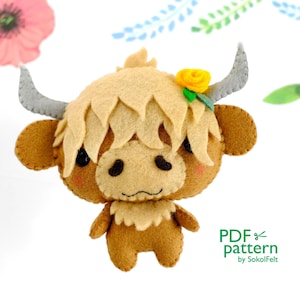 Modelli PDF e SVG per cucire un giocattolo in feltro a forma di mucca delle Highlands, simpatico animale da fattoria, tutorial digitale per il download immediato di un vitello in feltro, giocattolo mobile per culla