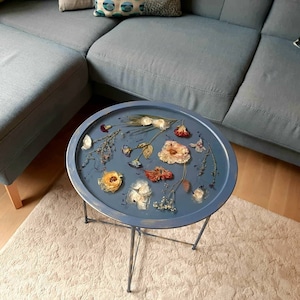 Harz Couchtisch Runde Seite Metall Blau Tisch mit natürlichen Blumen