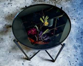 Resin coffee table with natural flowers Ikebana style