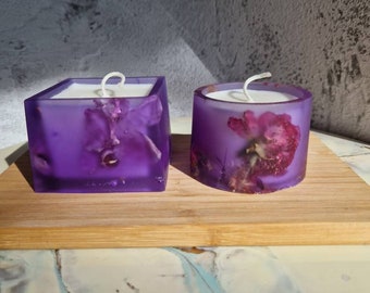 Custom-made Set of 2 scented candles in handmade resin pots embedded with natural flowers