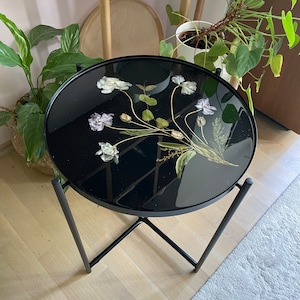 Resin coffee table with natural flowers Zen style