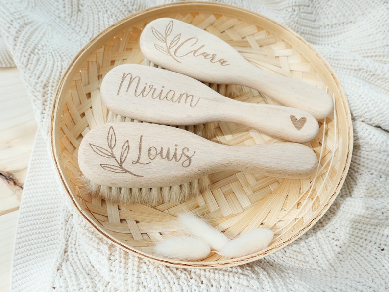 personalisierte Baby Haarbürste Geschenk für Babys zur Geburt und Taufe Geschenk Namensgravur Babybürste aus Holz Bild 2