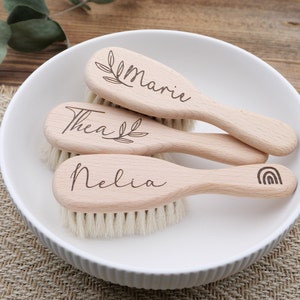 personalisierte Baby Haarbürste Geschenk für Babys zur Geburt und Taufe Geschenk Namensgravur Babybürste aus Holz Bild 1