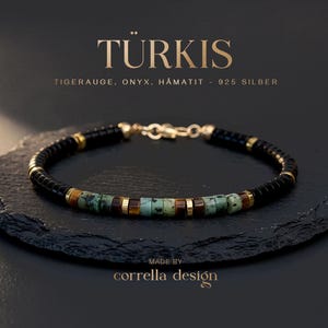Könnte beinhalten: Ein Armband mit schwarzen, braunen und türkisfarbenen zylindrischen Perlen, goldenen Zwischenelementen und einem goldenen Verschluss. Der Text TÜRKIS, TIGERAUGE, ONYX, HÄMATIT - 925 SILBER und MADE BY corrella design ist im Bild zu sehen.