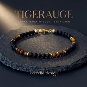 Könnte beinhalten: Ein Perlenarmband aus mattem schwarzem Achat, facettiertem Tigerauge und goldfarbenen Metallelementen. Der Text TIGERAUGE, ACHAT, HÄMATIT GOLD - 925 SILBER und MADE BY corrella design ist sichtbar. Das Armband hat einen goldfarbenen Karabinerverschluss.