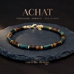 Könnte beinhalten: Ein Armband mit abwechselnden zylindrischen Perlen aus braunem Tigerauge und dunkelgrünem Stein, getrennt durch kleine goldfarbene Metallzwischenstücke. Das Schmuckstück hat einen Karabinerverschluss und einen kleinen Anhänger. Text: ACHAT TIGERAUGE HÄMATIT 925 SILBER.