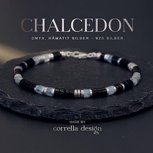Könnte beinhalten: Ein Armband mit abwechselnden schwarzen Onyx-, hellblauen Chalcedon- und metallischen Hämatitperlen mit einem 925er Silberverschluss. Der Text CHALCEDON, ONYX, HÄMATIT SILBER - 925 SILBER und MADE BY corrella design ist sichtbar.