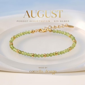 Könnte beinhalten: Ein zartes Armband mit kleinen, facettierten grünen Peridot-Perlen, die mit goldfarbenen Metallperlen abwechseln. Das Schmuckstück verfügt über eine goldfarbene Verlängerungskette mit Karabinerverschluss. Der Text lautet AUGUST PERIDOT GEBURTSSTEIN - 925 SILBER und MADE BY corrella design.