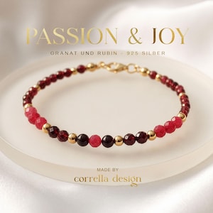 Peut inclure: Un bracelet composé de perles facettées en grenat rouge foncé et en rubis rose vif, alternées avec de petites sphères en métal doré. Ce bijou est doté d'un fermoir mousqueton et accompagné du texte PASSION & JOY et corrella design.