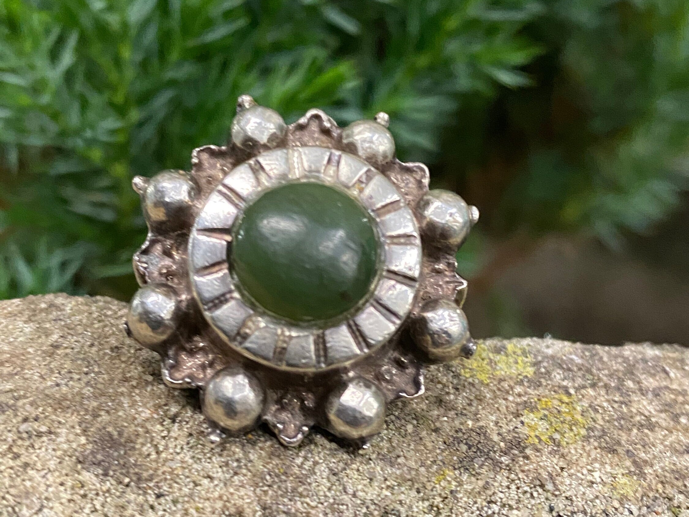 ANCIENNE BAGUE, DÉCOR perle et pierre rouge, en métal doré, vintage EUR