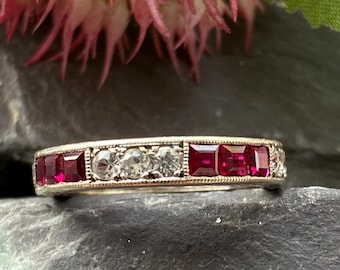 Art Deco Eternity Ring aus 9 Karat Rubin und weißem Saphir
