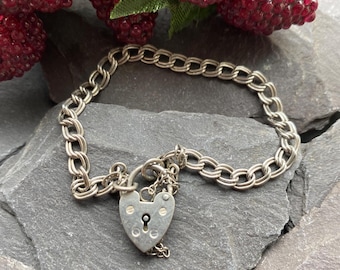 Pulseira vintage de prata com fecho de cadeado.