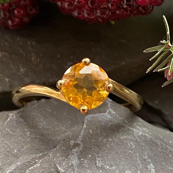 9ct Gold & Citrine Ring With Twist Detail Size T or 9 3/4 US.