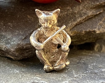 Vintage Silver Cat & Fiddle Charm.