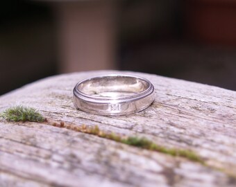 Vintage Sterling Silver Diamond Set Band Ring.