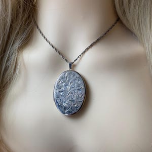 Vintage Silver Photo Locket & 22 Inch Chain.