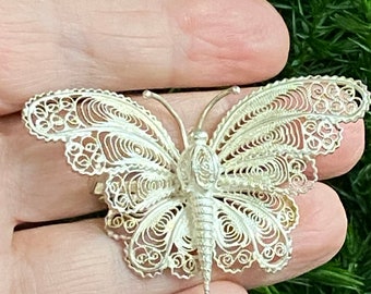 Broche Papillon Ancienne – Filigrane Argenté – Bijou Vintage Délicat – 2816