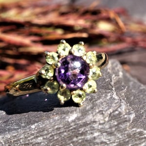 9ct Peridot & Amethyst Daisy Cluster Ring Size Q 1/2 or 8 1/2 (US) Hallmarked Birmingham 2005.