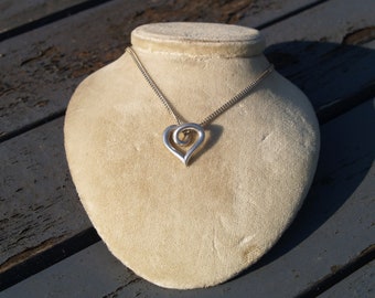 Vintage Sterling Silver Heart Pendant & 18 Inch Chain.