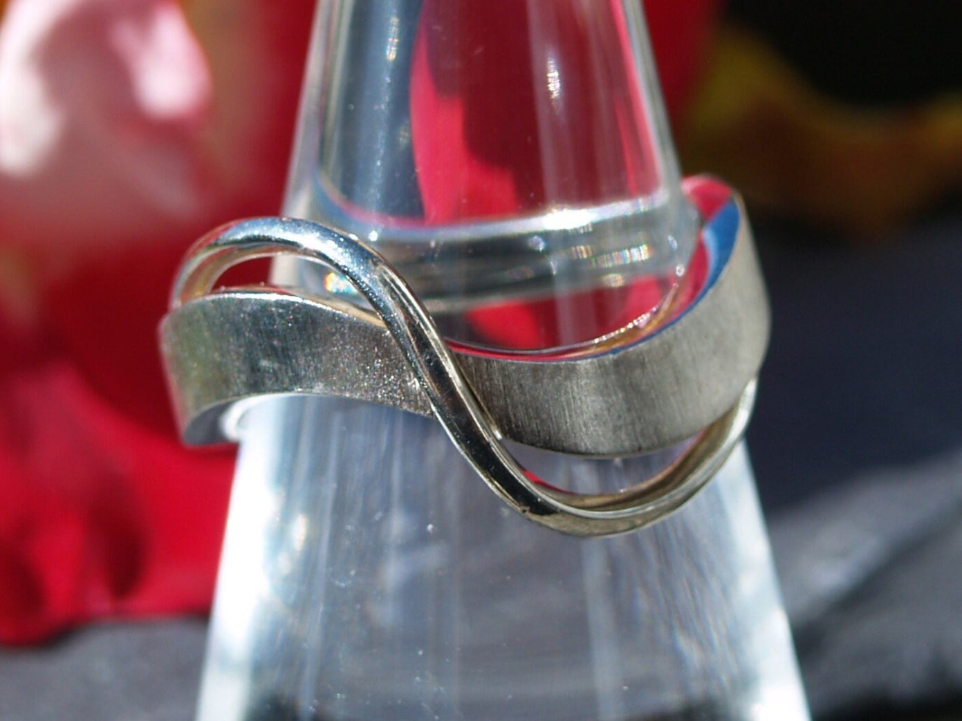 El Anillo De Amonita Con Incrustaciones De Concha De Abulón