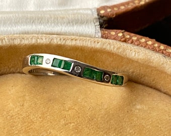 18ct White Gold Emerald & Diamond Eternity Ring - Size M / 6 1/4 US