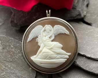 Edwardiansk silverbrosch med kameohänge.