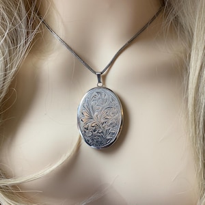 Vintage Silver Locket & 23 Inch Chain.