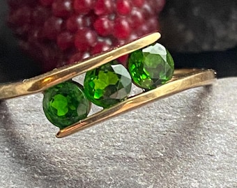 9ct Gold Diopside Trilogy Twist Ring Size T 1/2 or 10 US.