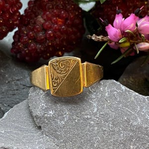 Vintage 9ct Gold Signet Ring Size O 1/2 or 7 1/2 US.
