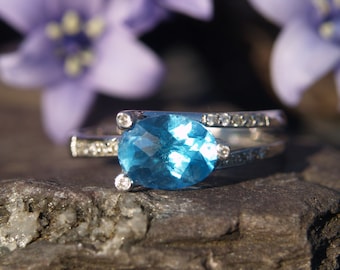 18ct White Gold Blue Topaz & Diamond Twist Ring Size N 1/2 or 7 (US) Full Laser Marks.