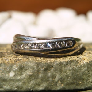 Anillo de eternidad de oro blanco de 9 quilates con circonita cúbica - Talla P / 7 3/4 (EE. UU.)
