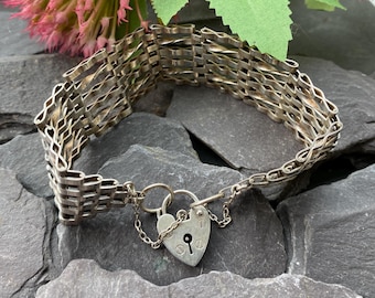Pulseira vintage de prata com fecho de cadeado.
