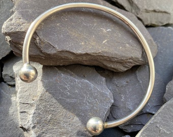 Sterling Silver Solid Torque Bangle Bracelet .